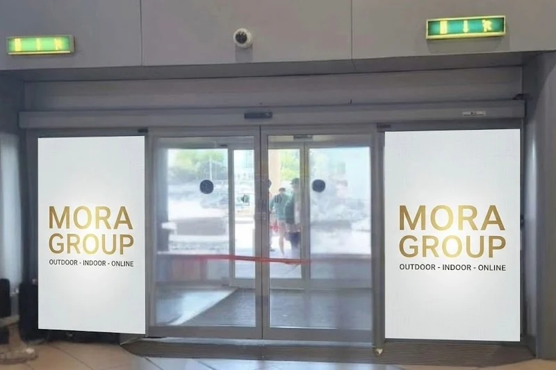 Panouri publicitare verticale la usile automate Aeroportul Henri Coanda Otopeni — vizibilitate dubla Sosiri si Plecari
