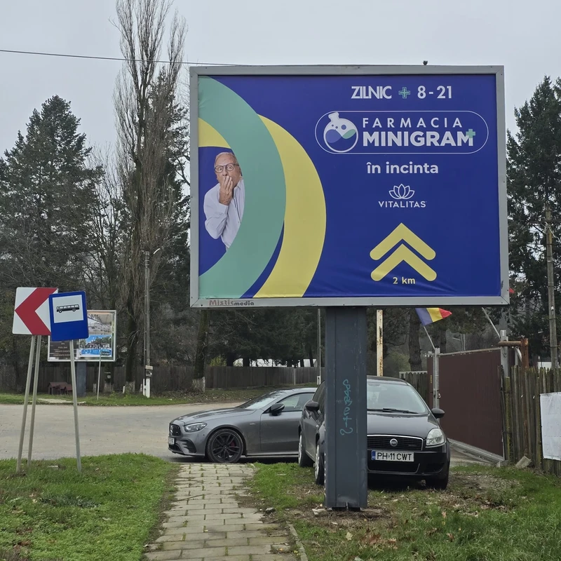 Backlit Mora Group cu indicare farmacie in incinta clinica medicala, 2 km la dreapta — montaj pe DJ Snagov