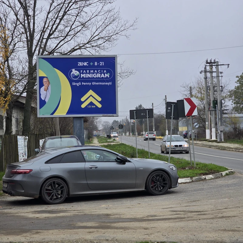 Backlit Mora Group cu directionare farmacie 1.5 km, langa supermarket Ghermanesti — campanie OOH zona Snagov