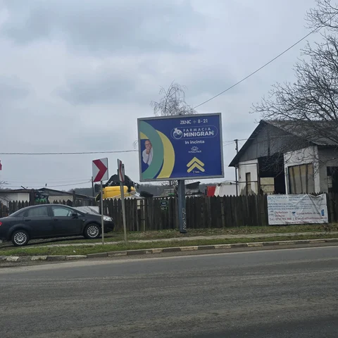 Panou backlit Mora Group cu directionare retea farmacii catre clinica medicala locala — DJ rural Snagov