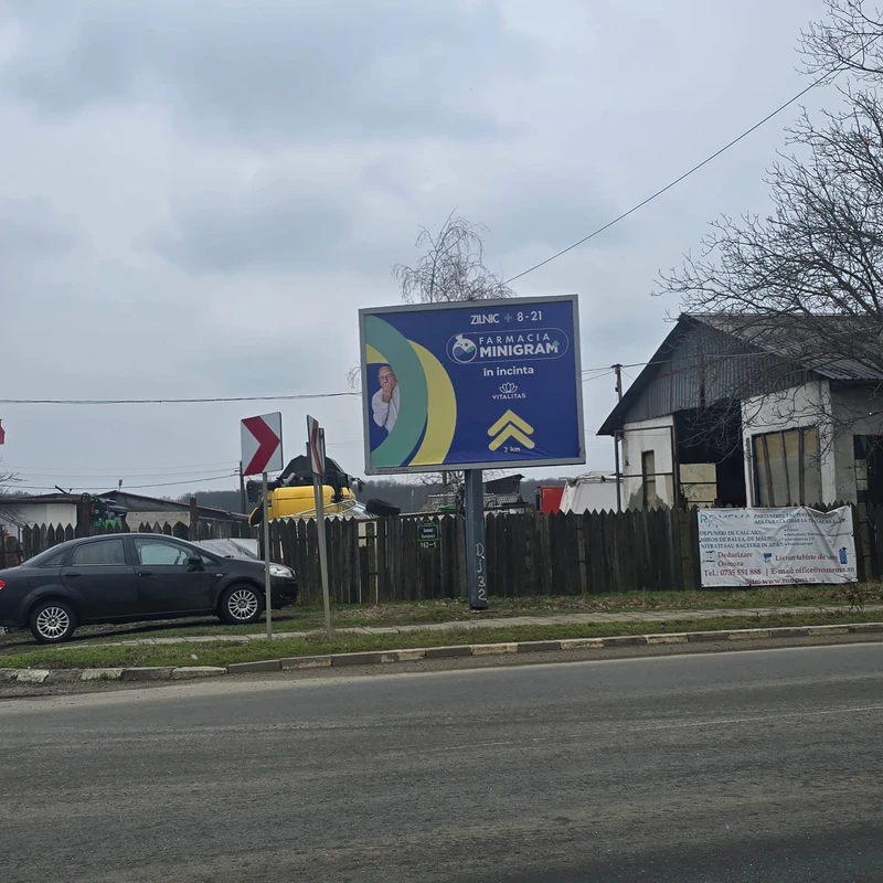 Panou backlit Mora Group cu directionare retea farmacii catre clinica medicala locala — DJ rural Snagov