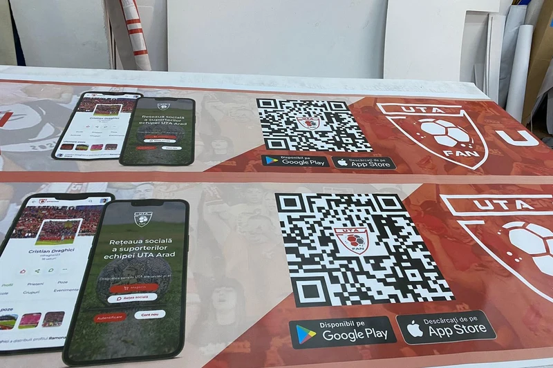 Detaliu close-up pe codul QR scanabil si mockup aplicatie mobila pe bannerul 6×1 m fan club local — print de mare rezolutie pentru ca QR sa fie scanat din apropiere si de la distanta medie