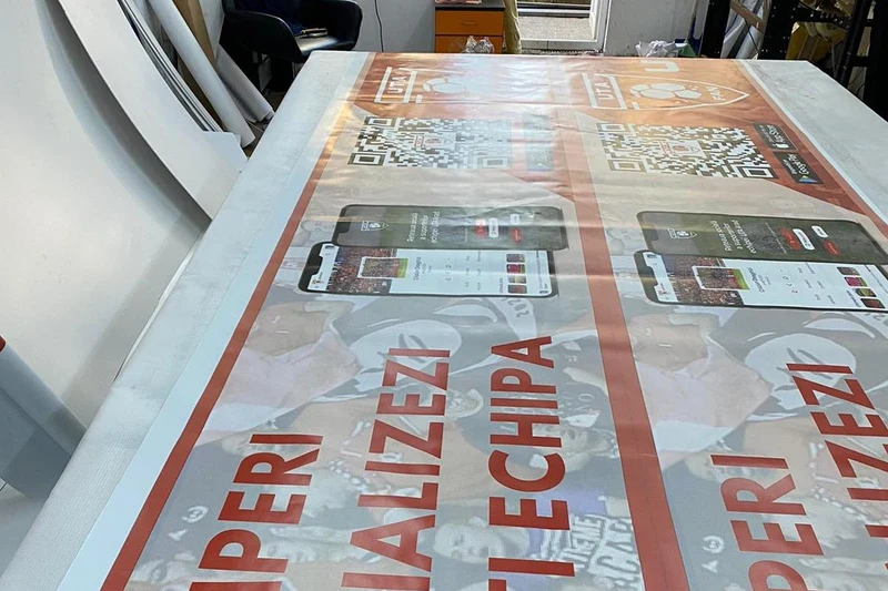 Bannere 6×1 m fan club local gata produse pliate pe masa atelierului — verificare finala calitate culori si finisaj inainte de livrare