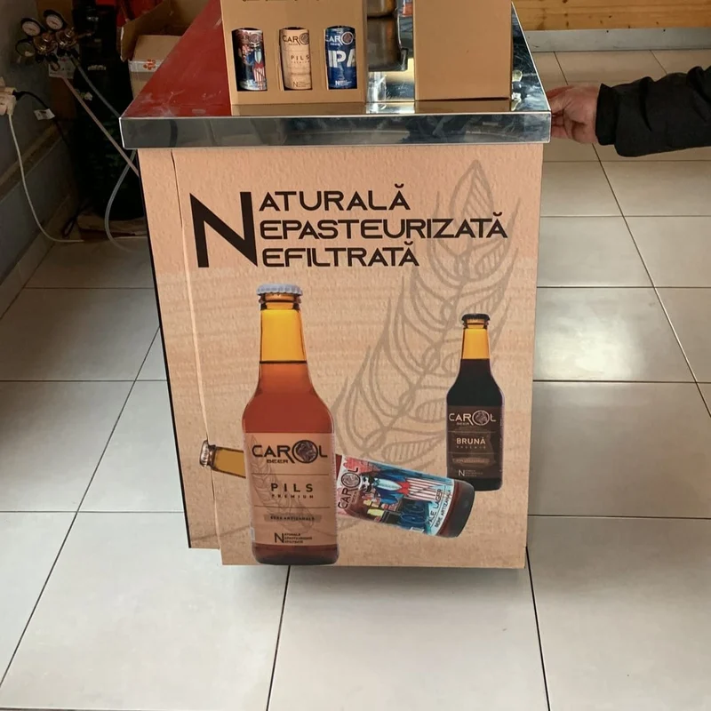 Colantare laterala bar pub cu mesaj vertical "NATURALA NEPASTEURIZATA NEFILTRATA" si 2 sticle bere artizanala pils si bere artizanala bruna — vinil polimeric autoadeziv aplicat profesional, finisaj fara cute pe colturi