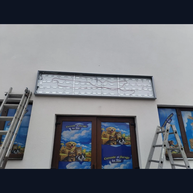 Caseta luminoasa LED Cereale si furaje la Ilie in productie — modul-uri LED retro-iluminare montate pe back panel inainte de aplicare banner translucid, atelier Mora Group