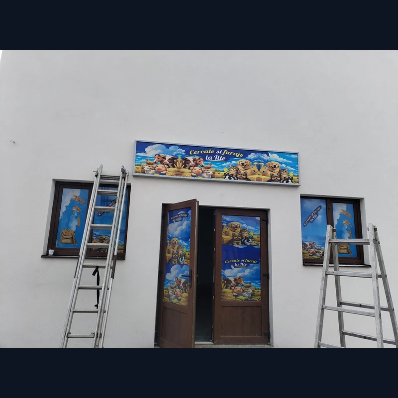 Caseta luminoasa LED montata pe fatada magazin Cereale si furaje la Ilie — banner full color retro-iluminat cu animale de ferma deasupra usii, brand identity coerent realizat de Mora Group