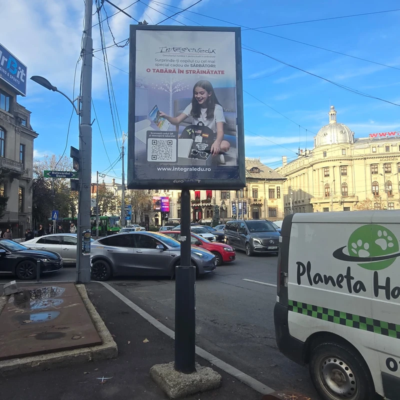 Citylight Mora Group cu campanie cadouri tabere internationale pentru copii, montat in Piata Romana langa Academia de Studii Economice Bucuresti
