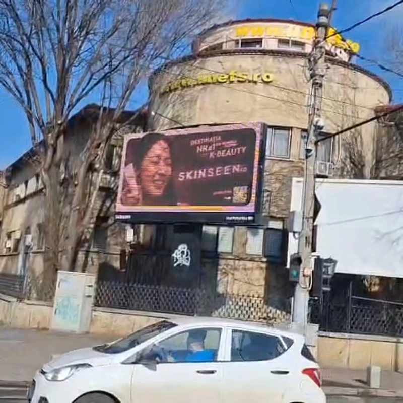 Panou publicitar digital LED cu reclama video in zona Cotroceni Bucuresti — Mora Group ruleaza spot pentru un brand de cosmetice, audienta studenti UMF + medici + rezidenti, fara print static