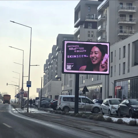 Panou publicitar digital LED pe Soseaua Fabrica de Glucoza, Sector 2 Bucuresti — pozitionat in dreptul ansamblurilor rezidentiale noi cu blocuri moderne, Mora Group ruleaza spot video pentru un brand de cosmetice pentru rezidenti zona Floreasca-Pipera