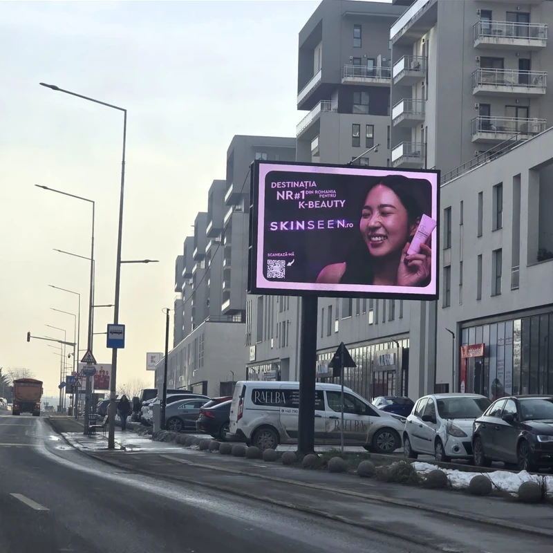 Panou publicitar digital LED pe Soseaua Fabrica de Glucoza, Sector 2 Bucuresti — pozitionat in dreptul ansamblurilor rezidentiale noi cu blocuri moderne, Mora Group ruleaza spot video pentru un brand de cosmetice pentru rezidenti zona Floreasca-Pipera