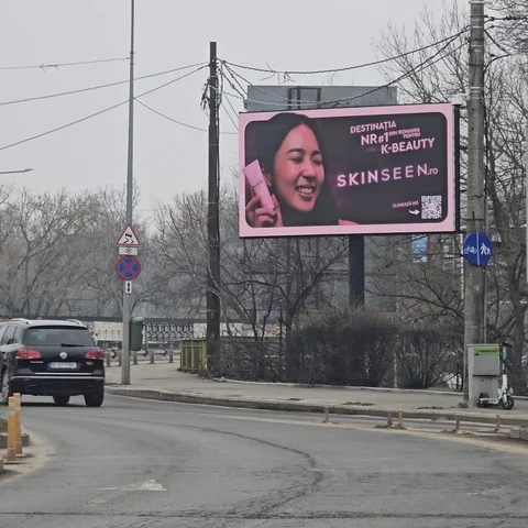 Panou publicitar digital LED in zona Herastrau Sector 1 Bucuresti — Mora Group ruleaza spot pentru un brand de cosmetice cu reclame video, audienta naveta zona de birouri nordica + rezidenti premium + frecvent in Parc Herastrau