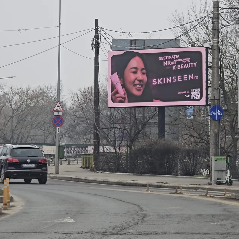 Panou publicitar digital LED in zona Herastrau Sector 1 Bucuresti — Mora Group ruleaza spot pentru un brand de cosmetice cu reclame video, audienta naveta zona de birouri nordica + rezidenti premium + frecvent in Parc Herastrau