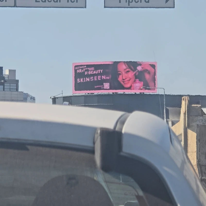 Detaliu panou digital LED pe acoperis la intersectia Sos. Fabrica de Glucoza cu Petricani, Bucuresti — vizibilitate clara catre trafic auto pe ruta directionala in zona Floreasca-Pipera, campanie cosmetice ingrijire ten client cosmetice ten pe panou Mora Group