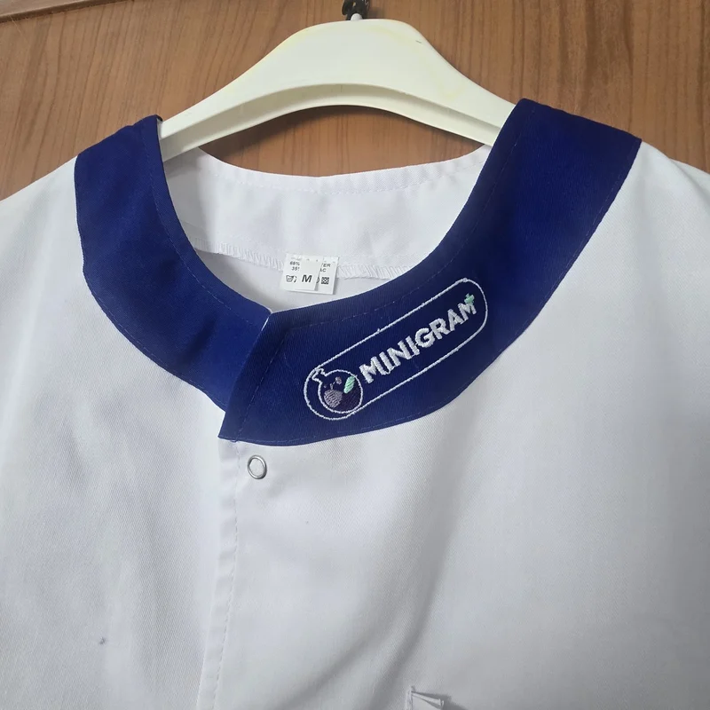 Detaliu guler bleumarin halat medical farmacie cu broderie logo personalizata — vedere close-up etichete interioare cu informatii compozitie material si marime