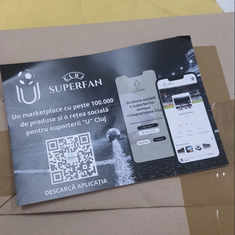 Detaliu flyer client fan club fotbal local fata cu sigla UTA, cod QR pentru descarcare aplicatie pentru suporteri si screenshot-uri retea sociala — productie large-format Mora Group