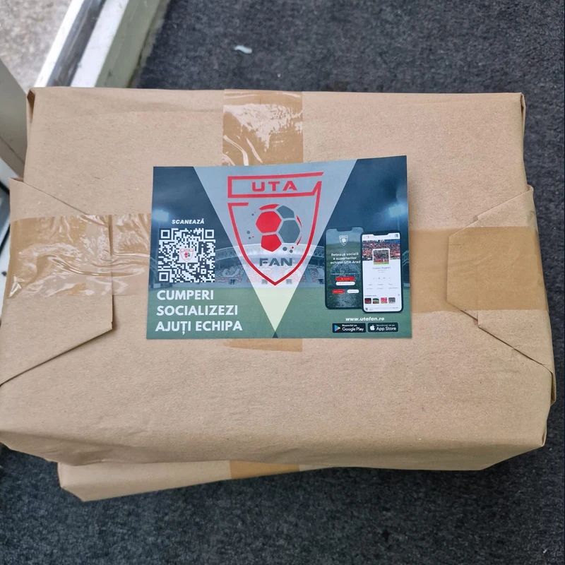 Pachet ambalat cu flyere client fan club fotbal local gata de livrare — eticheta brandata aplicata pe pachet din carton ondulat, pregatit pentru transport la sediul clientului din Arad