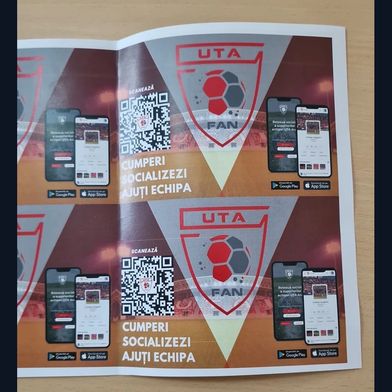 Coala mare cu fata flyerelor client fan club fotbal local printate large-format in atelierul Mora Group — 4 exemplare pe coala in maro-rosu cu sigla UTA, cod QR si screenshot-uri aplicatie inainte de cutting pe contur