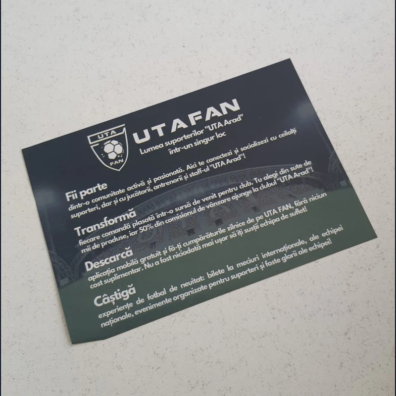 Flyer verso client fan club fotbal local cu prezentare marketplace si retea sociala pentru suporterii club fotbal local — text descriere aplicatie mobila pe fundal stadion fotbal, productie Mora Group