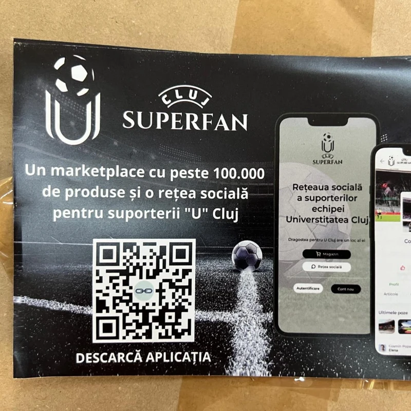 Flyer fata U Cluj SUPERFAN cu sigla club, cod QR pentru descarcare aplicatie mobila si screenshot-uri marketplace cu peste 100.000 de produse + retea sociala pentru suporterii Universitatea Cluj — productie large-format Mora Group