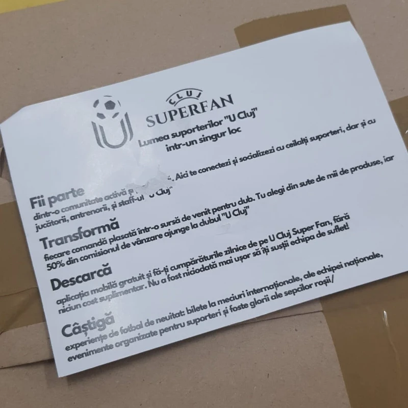 Flyer verso U Cluj SUPERFAN cu text Lumea suporterilor U Cluj intr-un singur loc, sectiuni Fii parte / Transforma / Descarca / Castiga si sigla U Cluj — productie large-format realizata in atelierul Mora Group pentru baza de fani Universitatea Cluj