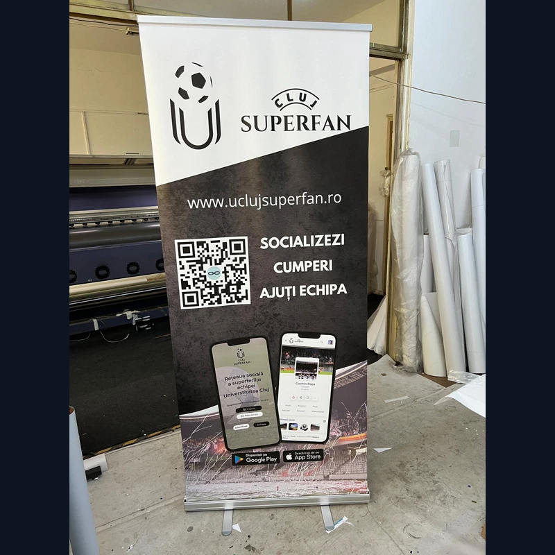 Roll-up publicitar 85x200 cm produs de Mora Group — banner PVC printat full color cu logo club sport, cod QR si screenshot-uri aplicatie mobila, cartus aluminiu pliabil pentru evenimente si standuri