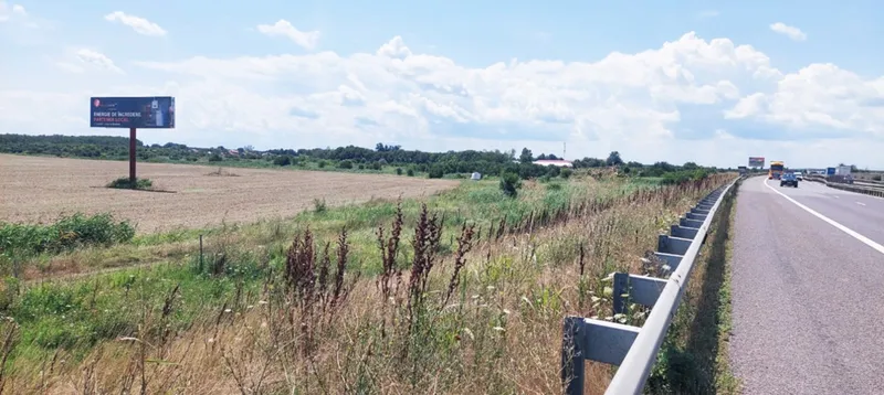 Unipol publicitar 14x4 m Mora Group pe Autostrada A3 Bucuresti-Ploiesti langa Gruiu, Ilfov — panou single-pole in camp deschis, vizibil traficului auto de mare viteza fara concurenta vizuala directa