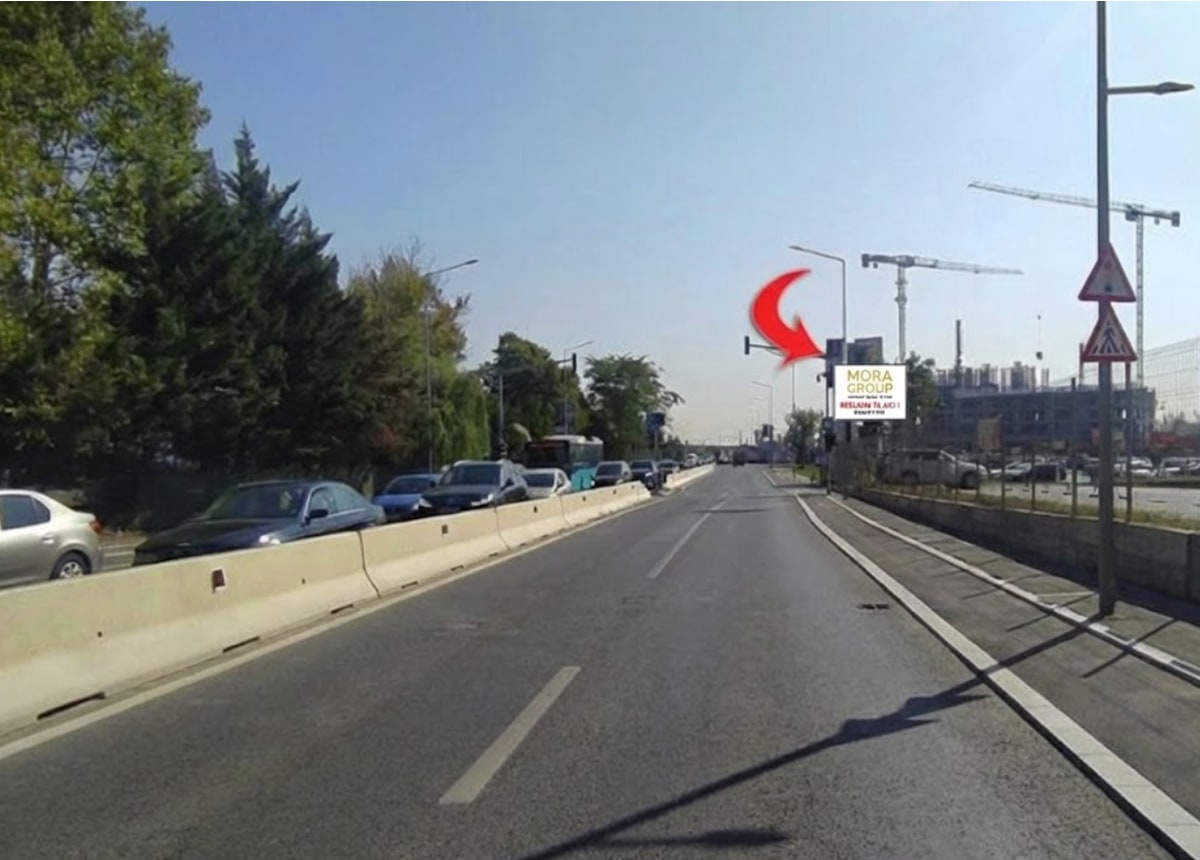 Ecran LED publicitar Mora Group pe artera principala Bucuresti — panou digital DOOH cu vizibilitate optima de la viteza auto urbana 30-50 km/h