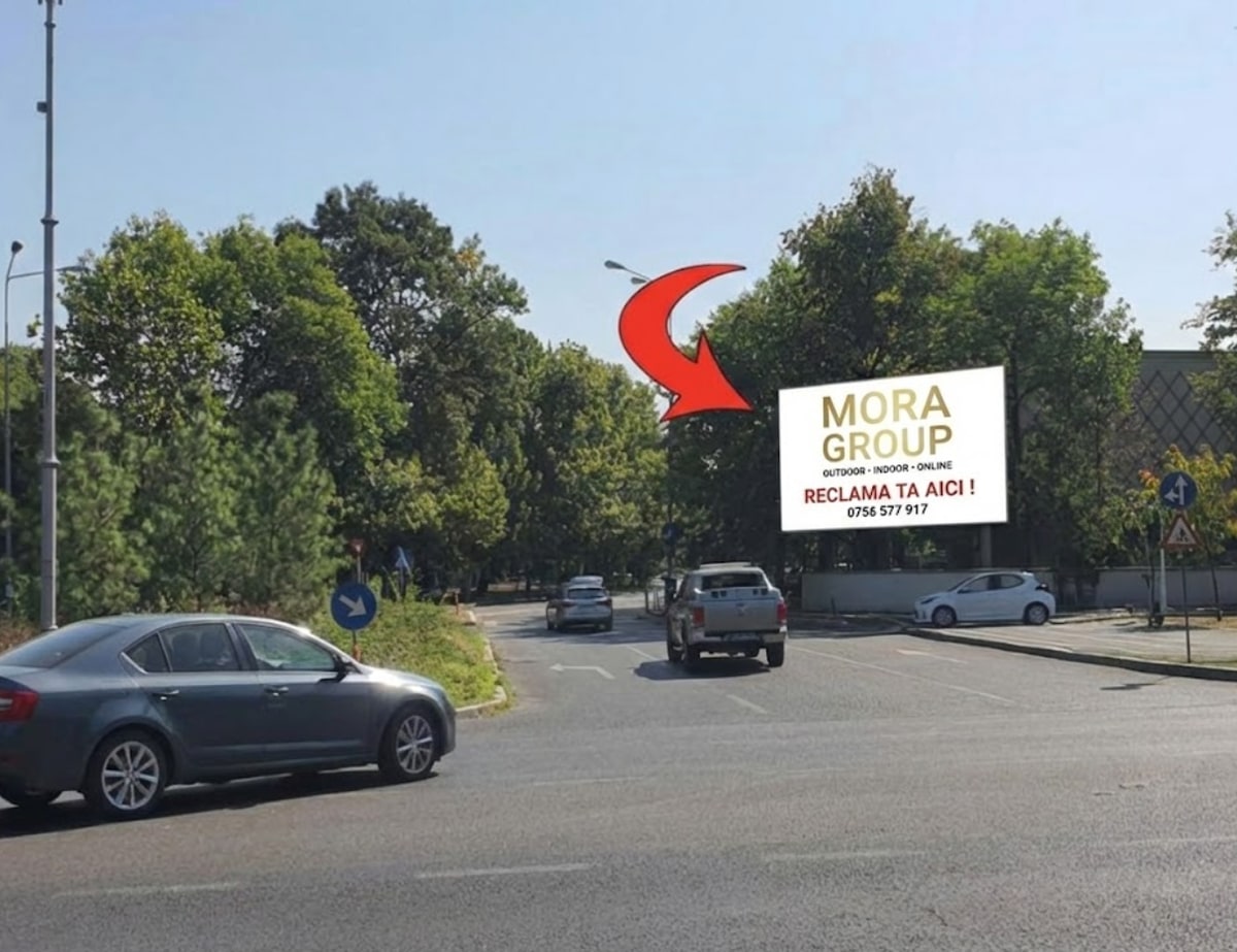 Ecran LED publicitar Mora Group pe intersectie mare Bucuresti — billboard digital DOOH cu mesaj rotativ in zona cu trafic auto multidirectional