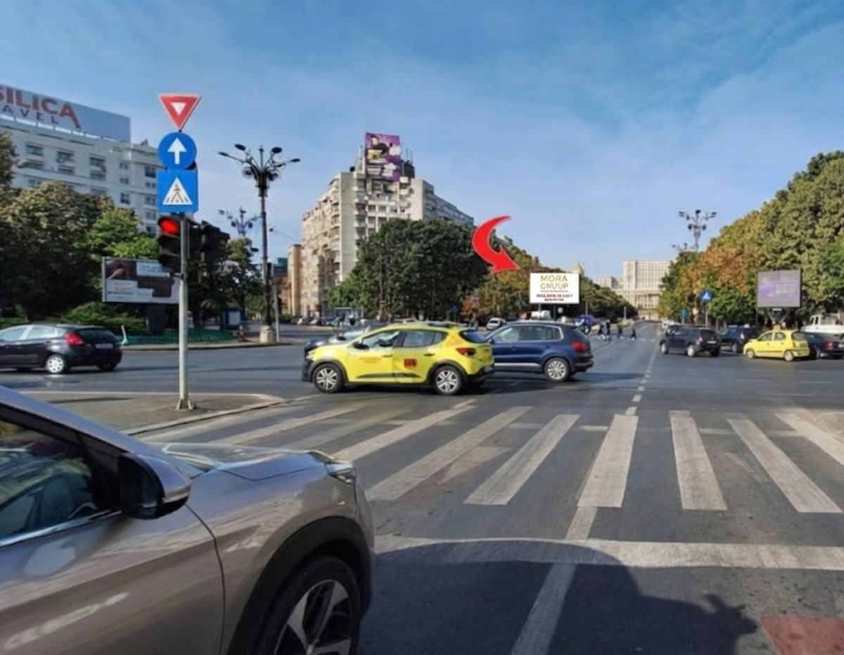 Ecran LED publicitar Mora Group in piata centrala Bucuresti — billboard digital DOOH pe nod de trafic cu densitate ridicata audienta