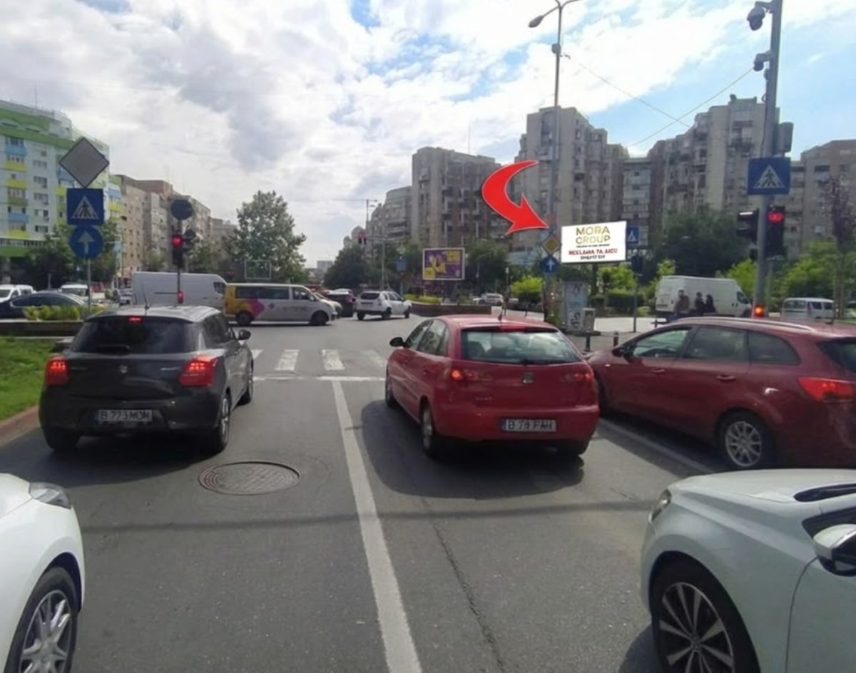 Ecran LED publicitar Mora Group pe sens giratoriu Bucuresti — billboard digital DOOH cu expunere prelungita pentru audienta in trafic dens