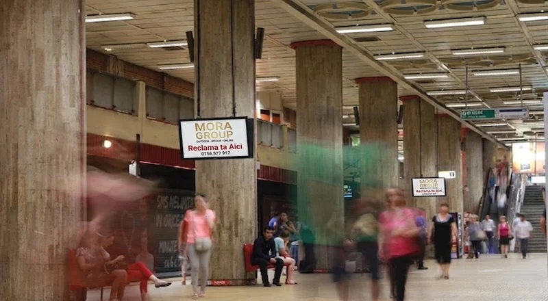 Vedere generala statie metrou Bucuresti cu ecrane LED publicitare integrate pe coloane interioare