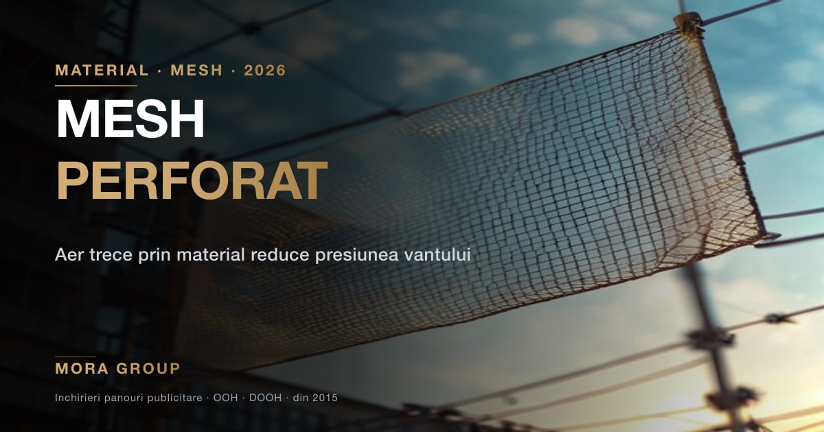 Banner mesh perforat publicitar pe schela constructie cu perforatii vizibile fina, material pentru fatade mari de cladire